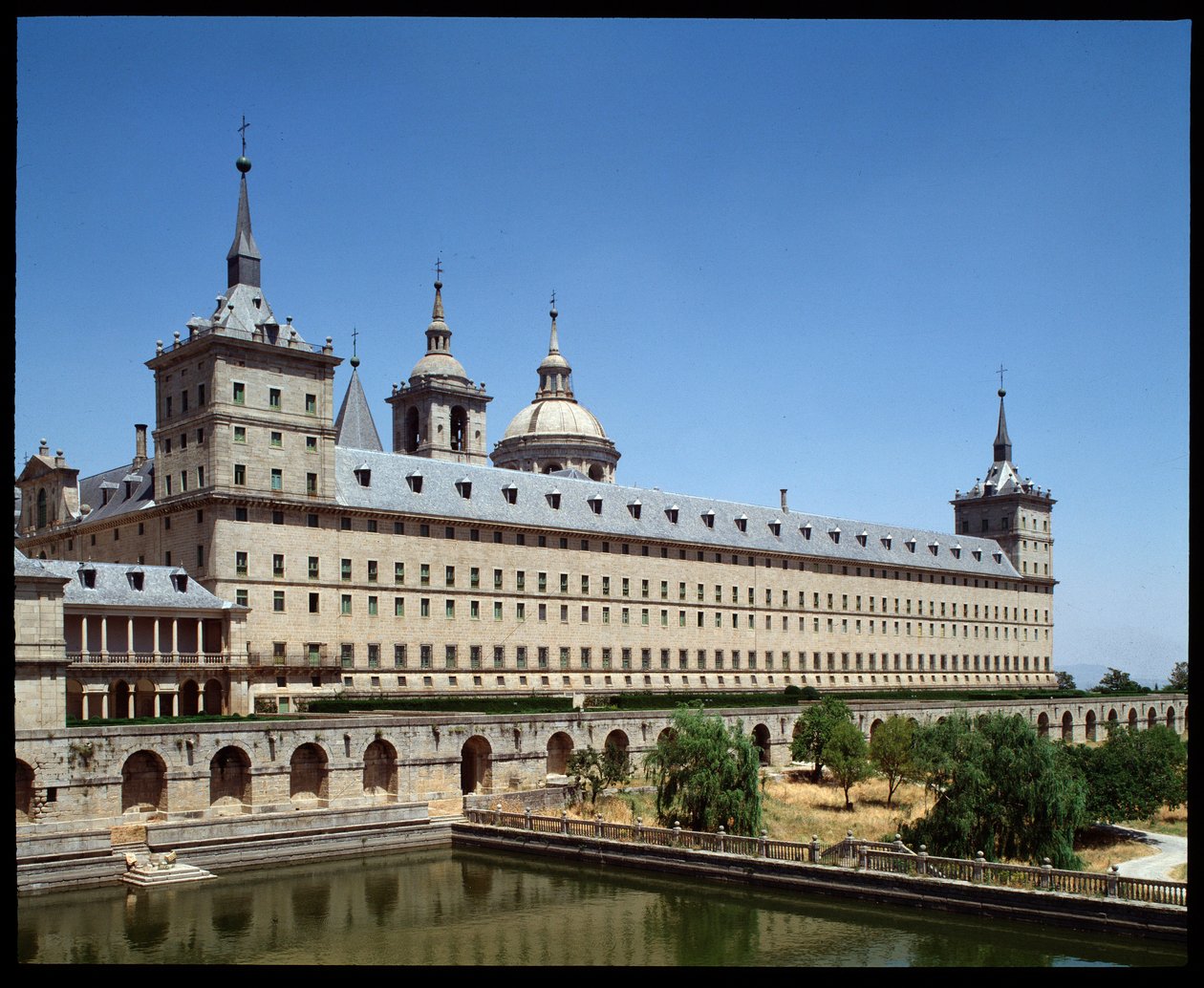 Manastırın ve Kraliyet Koltuğunun görünümü by Spanish School