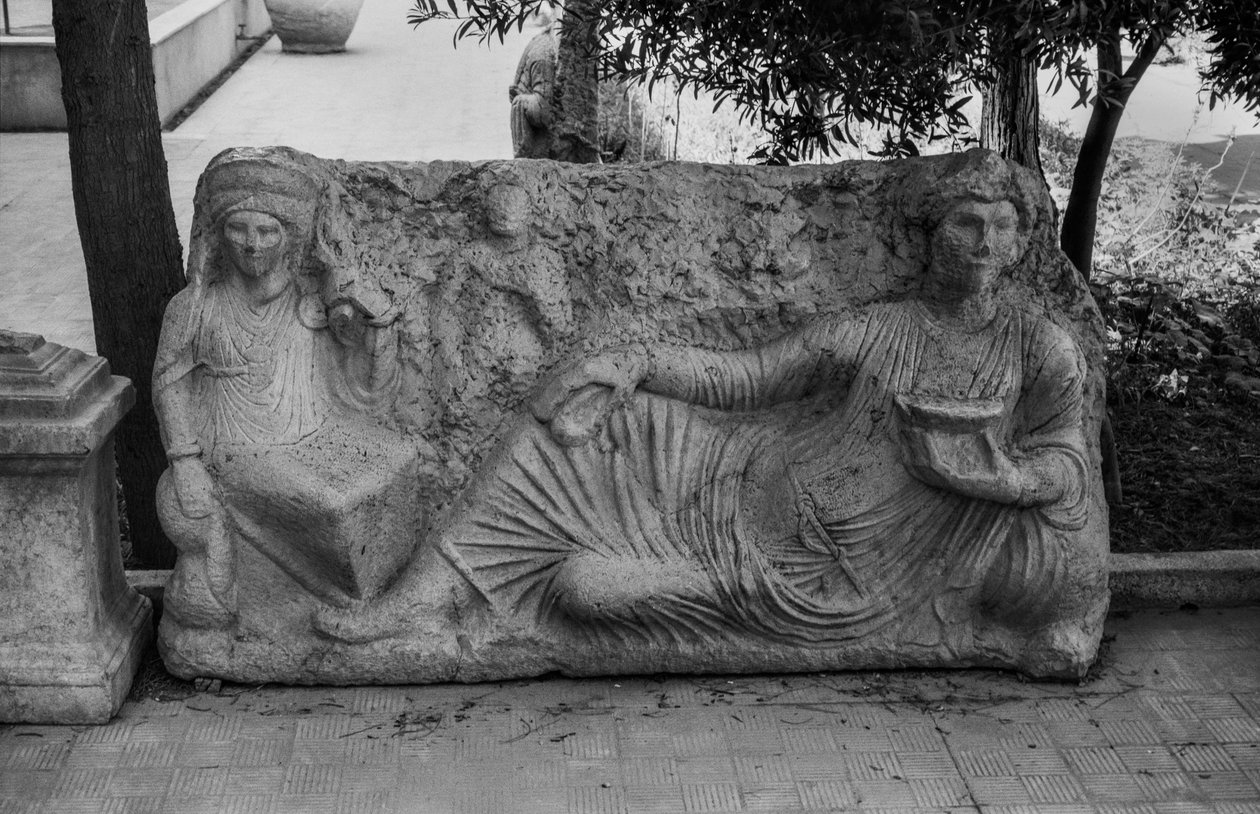 Bir ölüm yemeğini tasvir eden lahit kabartması (taş) by Syrian