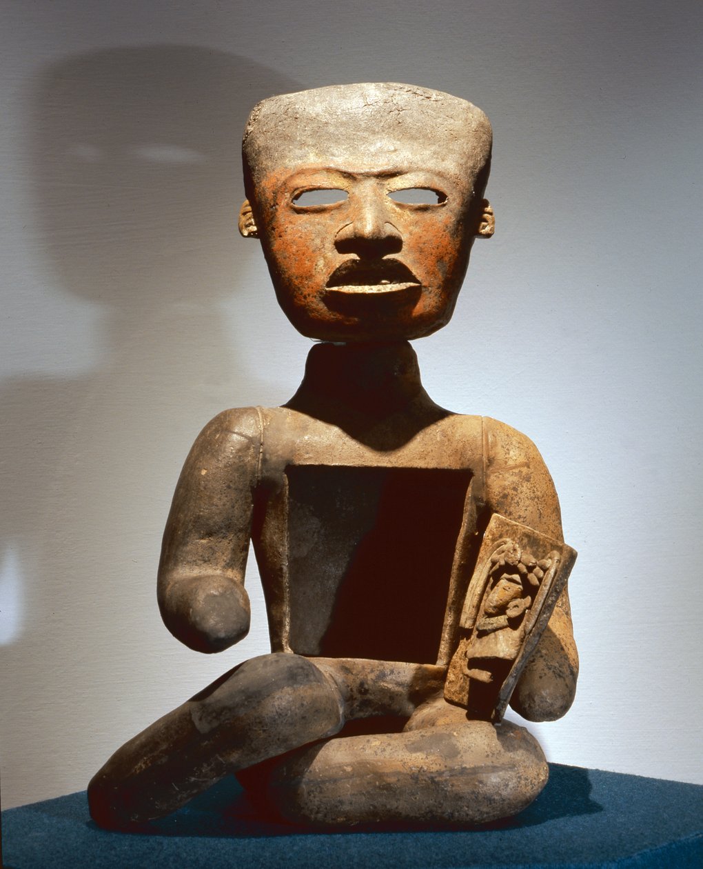 Teklifleri almak için karnı açık oturan figür (pişmiş toprak) by Teotihuacan