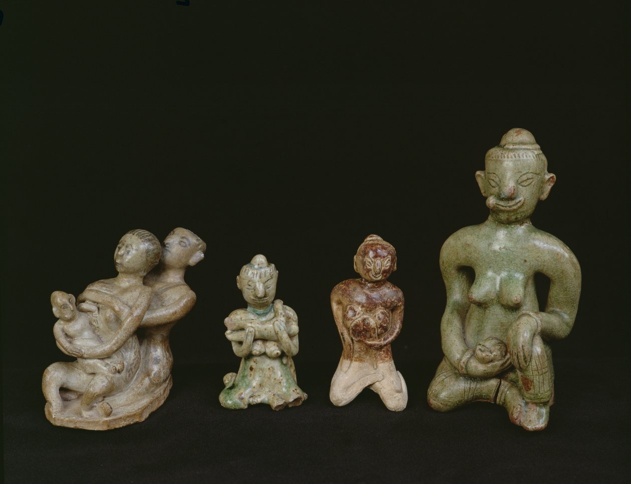 Anne ve çocuk figürleri (pişmiş toprak) by Thai School