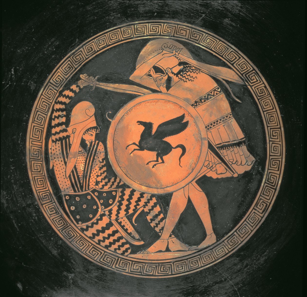 Kırmızı Figür Kylix, Pegasus motifli yuvarlak bir kalkan taşıyan bir hoplit arasındaki savaş sahnesini ve sakallı, uzanmış bir Pers, Attika, Yunan, MÖ 460 (toprak) by The Triptolemos Painter The Triptolemos Painter