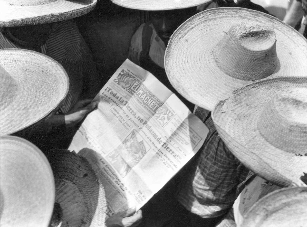 El Machete okuyan köylüler, Mexico City, 1929 by Tina Modotti