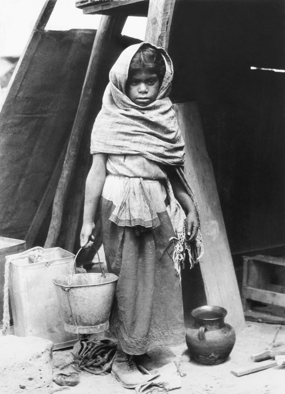 Su taşıyan kız, Meksika, 1927 by Tina Modotti