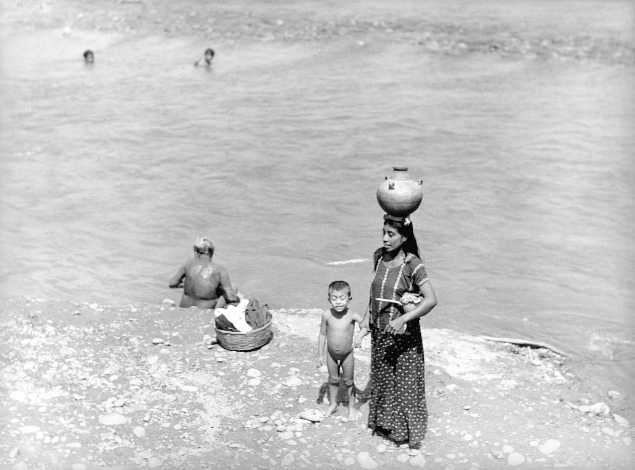 Tehuantepec yakınlarındaki Nehirde Yıkama, Meksika, 1929 by Tina Modotti