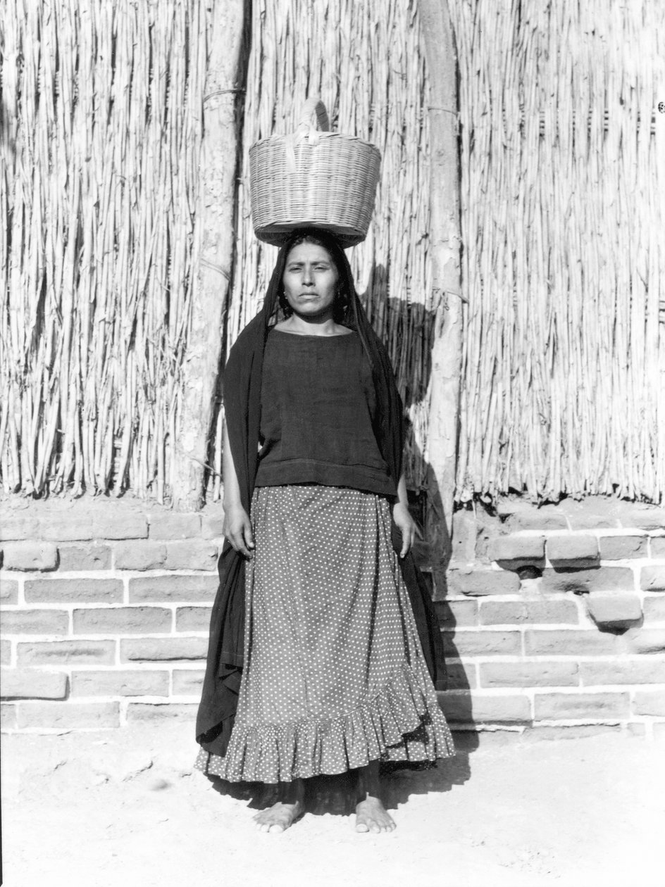 1929 ಟರ್ಕ್‌ನ ಮೆಕ್ಸಿಕೋದ ಜುಚಿಟನ್‌ನಲ್ಲಿರುವ ಮಹಿಳೆ by Tina Modotti