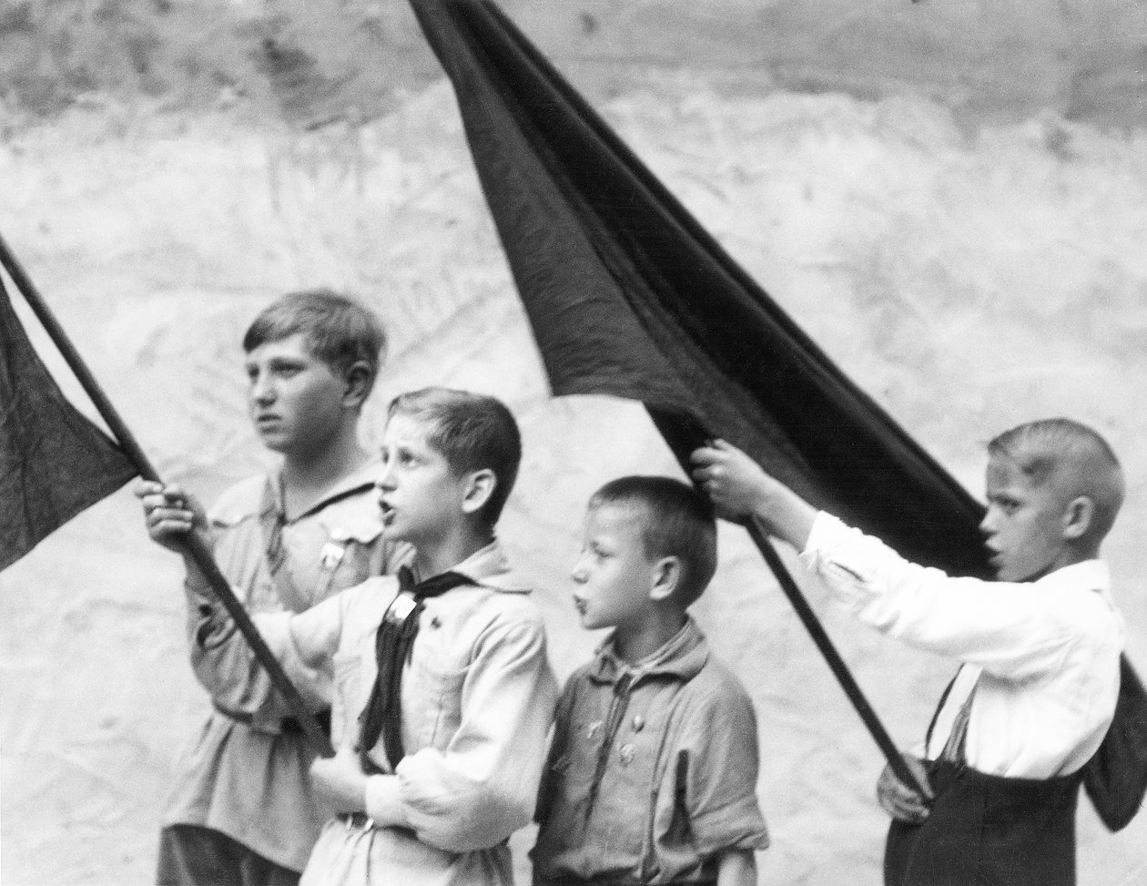 Genç Öncüler, Berlin, Almanya, 1930 by Tina Modotti