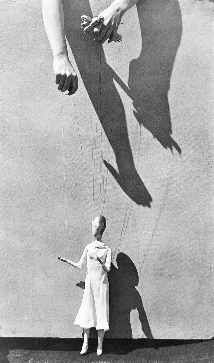 Kuklacının Elleri, 1929 by Tina Modotti