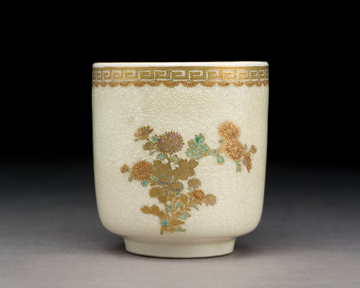 Krizantemli kupa, Kumamoto Fırını, Meiji dönemi, c.1900 (seramik) by Tokozan