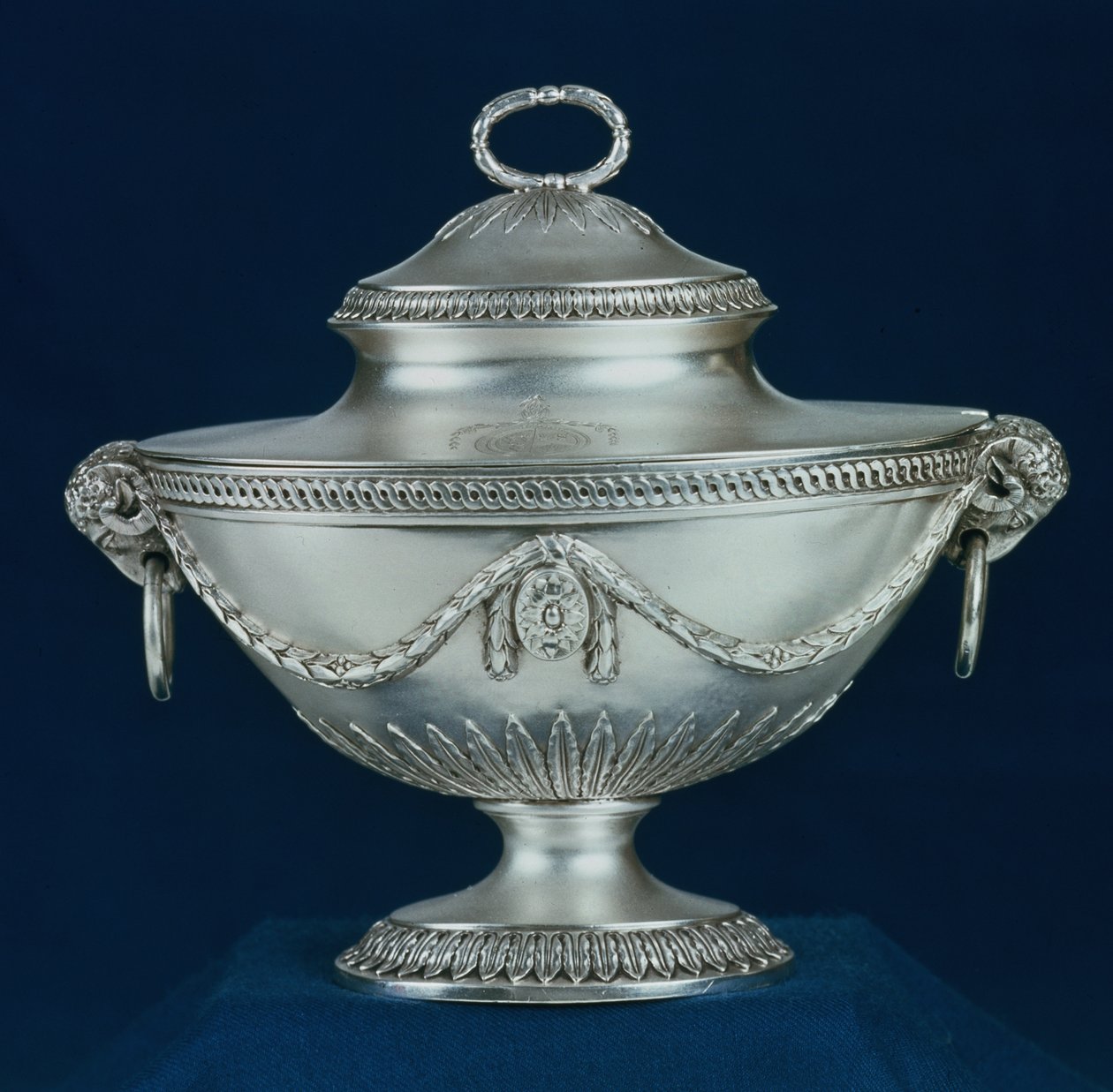 Sos kasesi, Bir çiftten biri, bir çorba kasesi için Robert Adam tarafından bir yıl önce yapılmış bir tasarımın reprodüksiyonu, John Carter, Londra, 1774 gümüş by Unbekannt Unbekannt