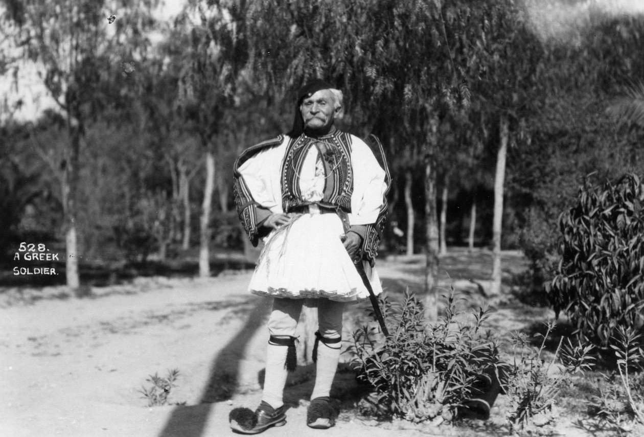 Geleneksel üniformalı bir Yunan askeri, c1920s-c1930s by Unbekannt