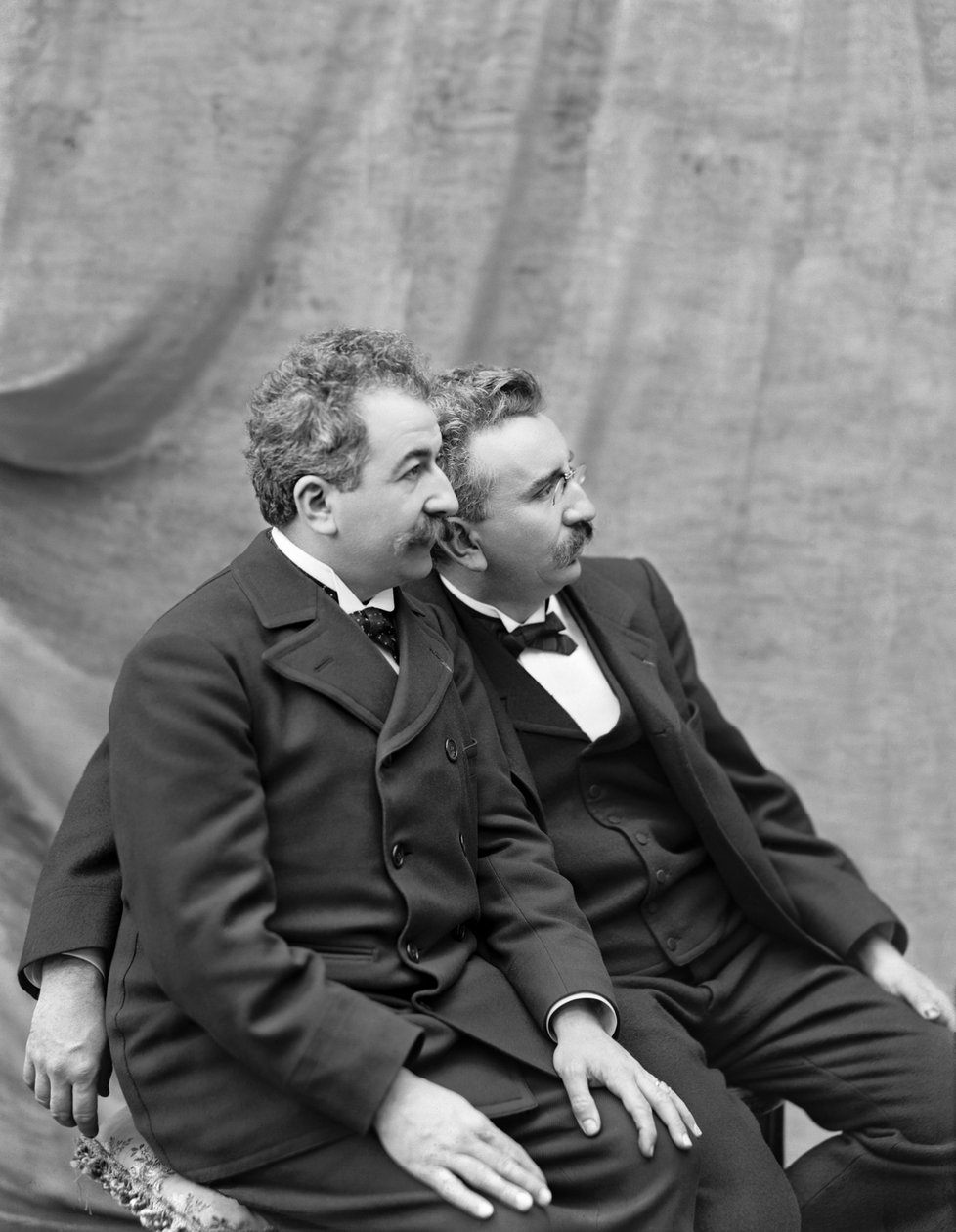 Auguste ve Louis Lumiere, 1895. by Unbekannt