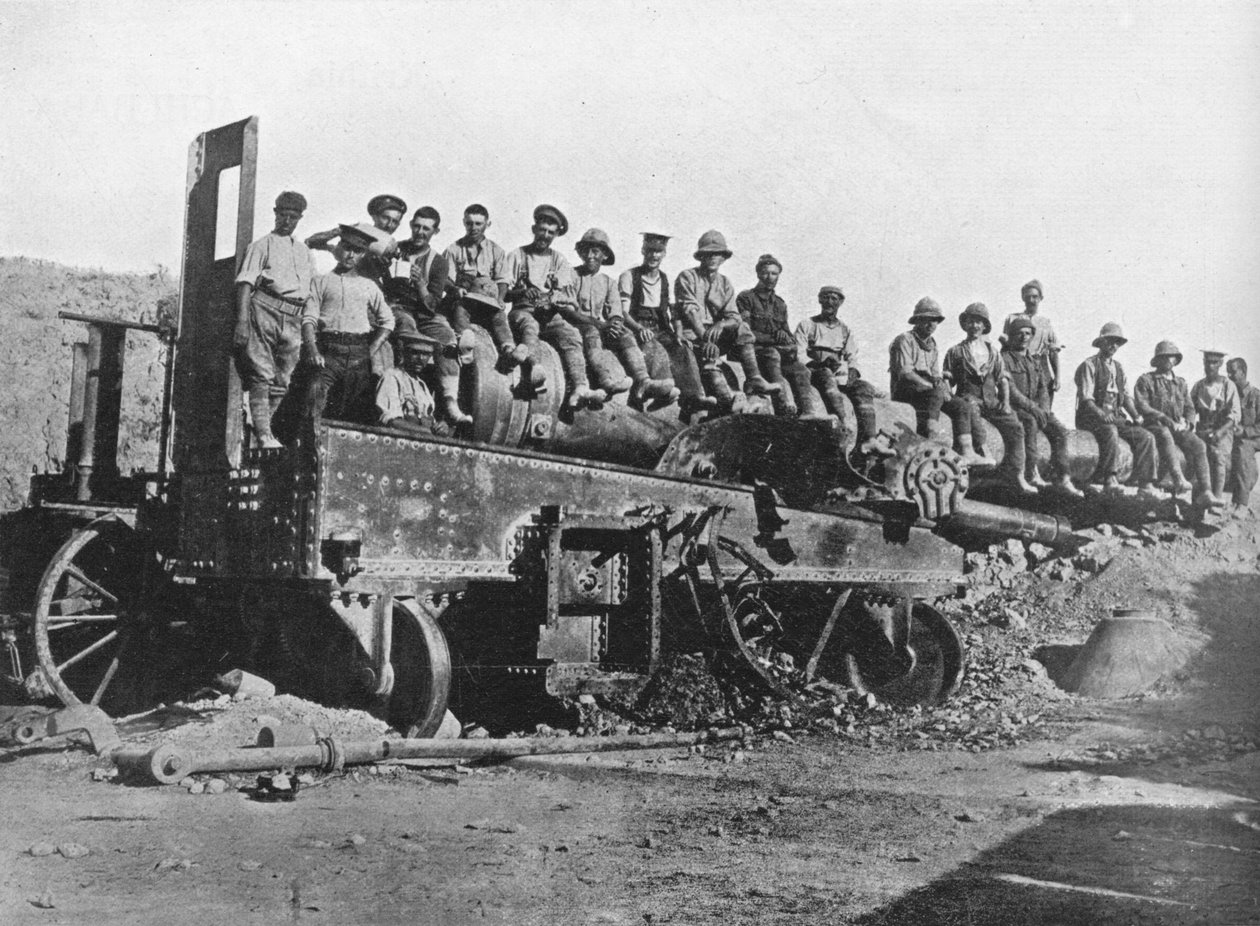 1915 harap bir Türk silahı üzerinde İngiliz askerleri by Unbekannt