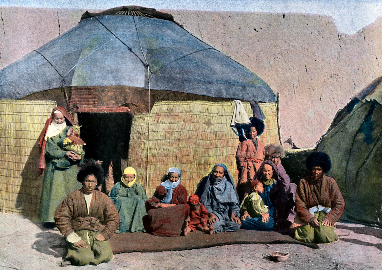 Evlerinin önünde Orta Asya ailesi, c1890 by Unbekannt