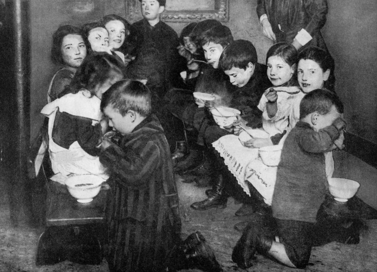 Ortak mutfaktaki çocuklar, Londra, 1917 1936 by Unbekannt
