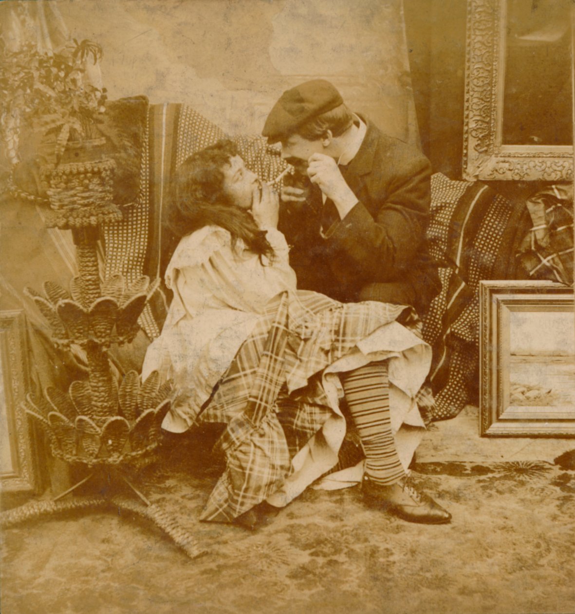 Birbirinden sigara yakan çift, 1900 by Unbekannt