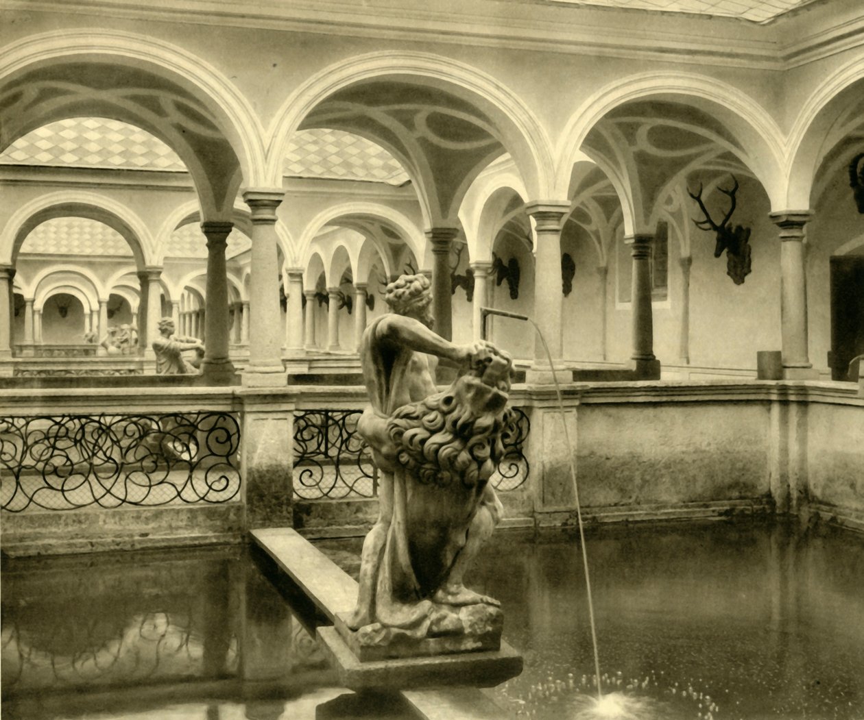 Akvaryum heykelleri, Kremsmünster Manastırı, Yukarı Avusturya, c1935. by Unbekannt