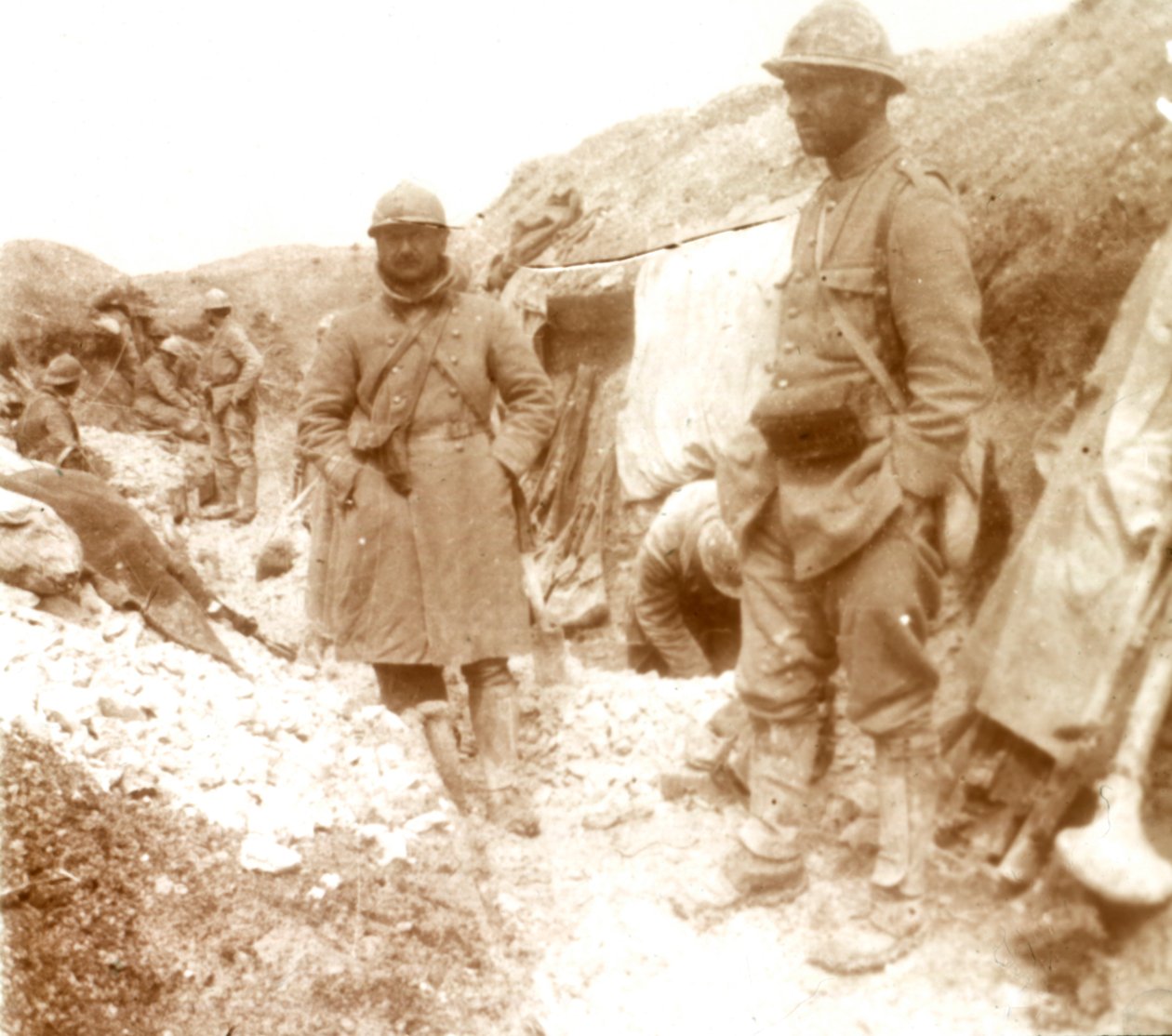 Ele geçirilen bir Alman siperindeki Fransız askerleri, c1914-c1918 by Unbekannt