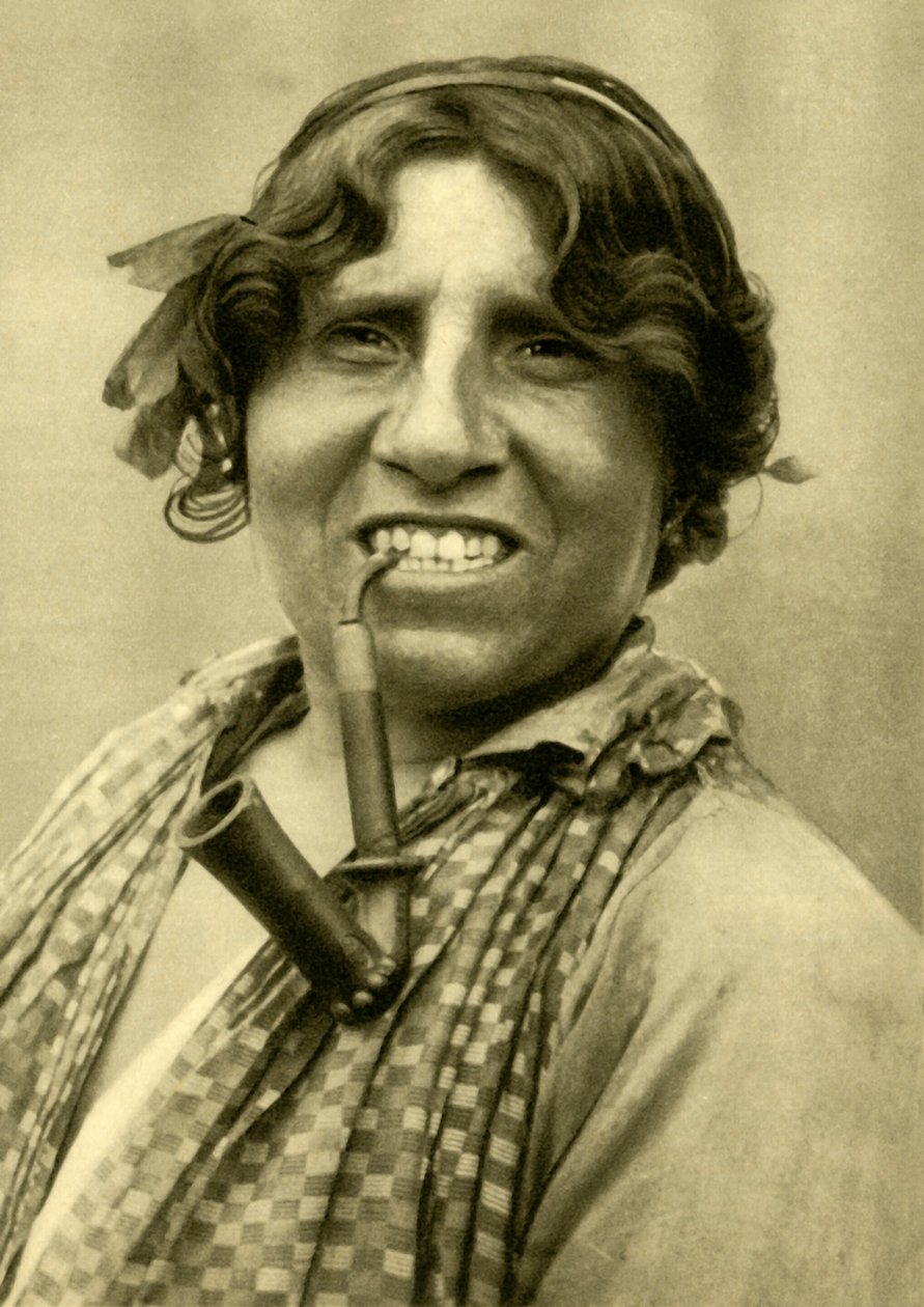 Çingene kadın pipo içiyor, Burgenland, Avusturya, c1935. by Unbekannt