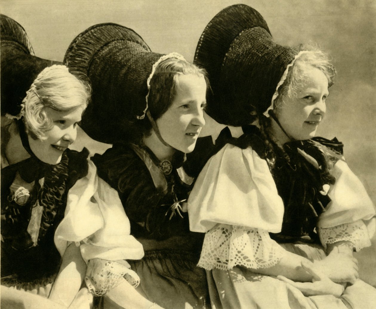 Geleneksel kostümlü kızlar, Vorarlberg, Avusturya, c1935. by Unbekannt