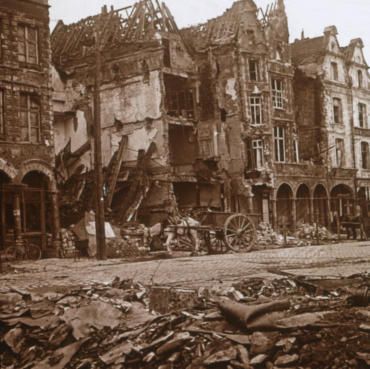 La Petite Place, Arras, kuzey Fransa, c1914-c1918 by Unbekannt