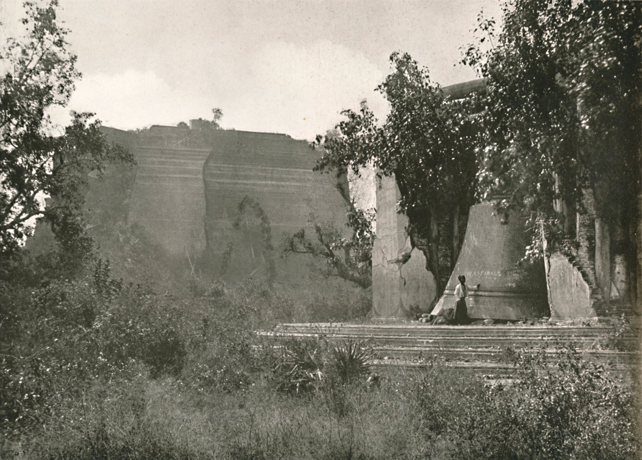 Meingoon Pagoda ve Büyük Çan, 1900. by Unbekannt