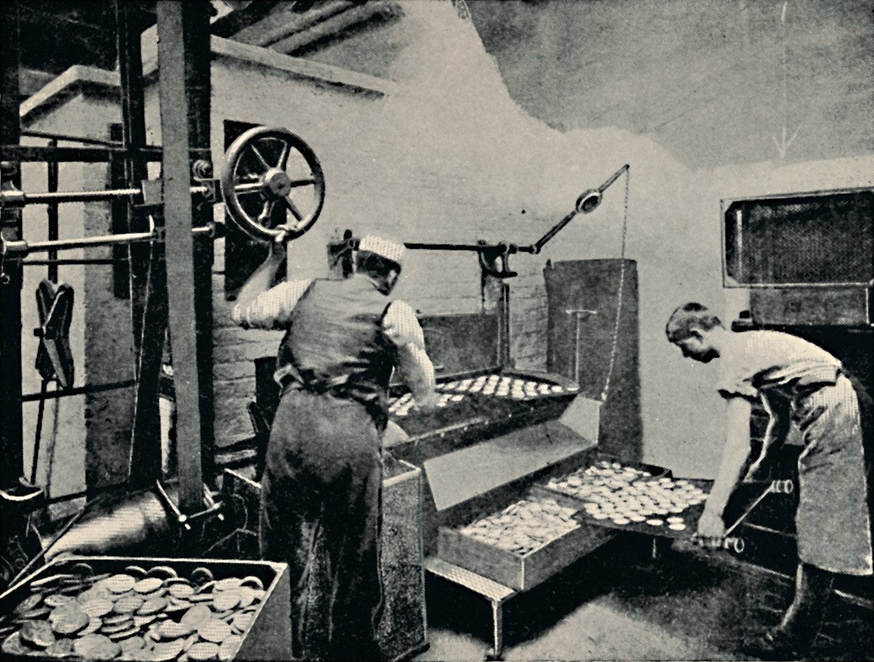 Bisküvileri Fırından Çıkarma, c1917 by Unbekannt