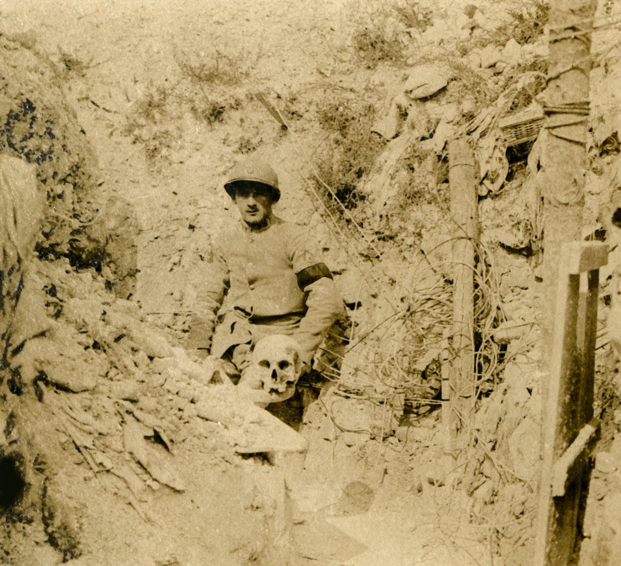 Siperlerde gömülü bulunan kafatası, c1914-c1918 by Unbekannt