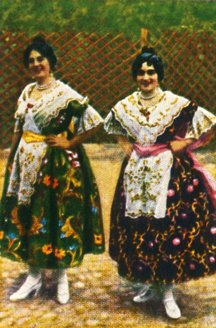 Geleneksel kostümlü İspanyol kadınları, c1928. by Unbekannt