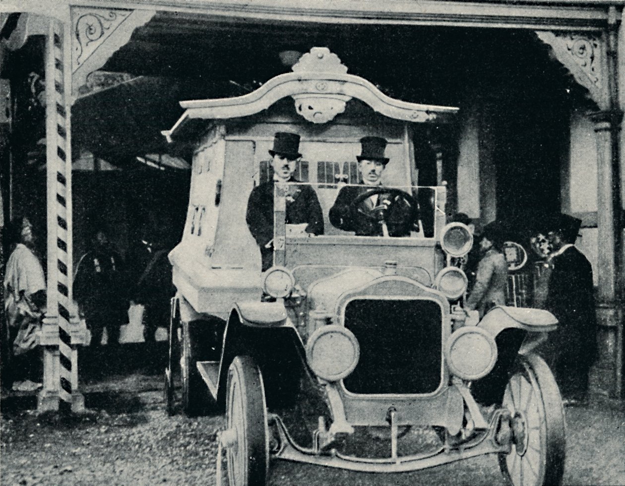 Doğu Elbiseli Motorlu Cenaze Arabası, c1935 by Unbekannt