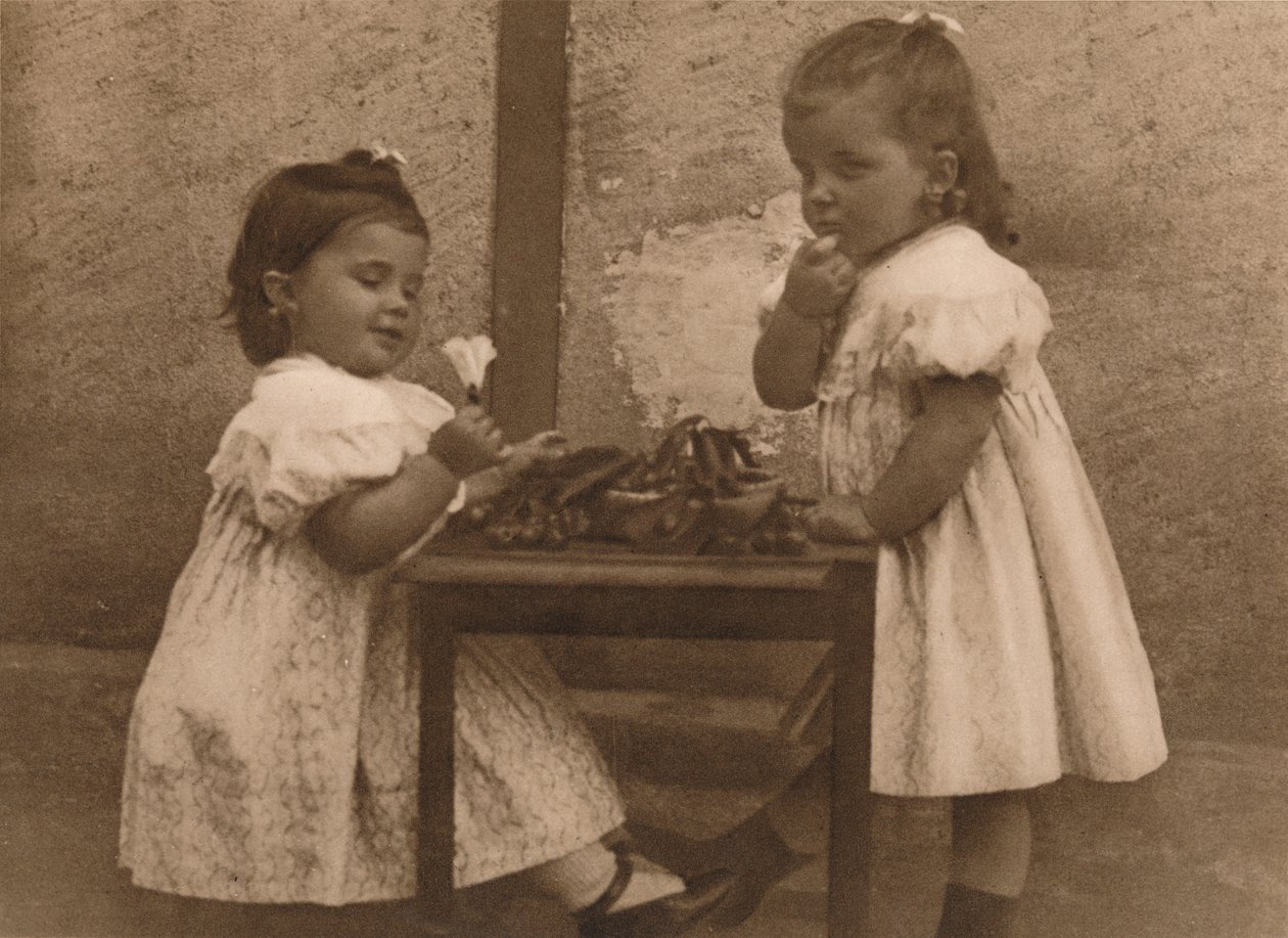 Bir masanın yanında iki genç kız, 1937. by Unbekannt