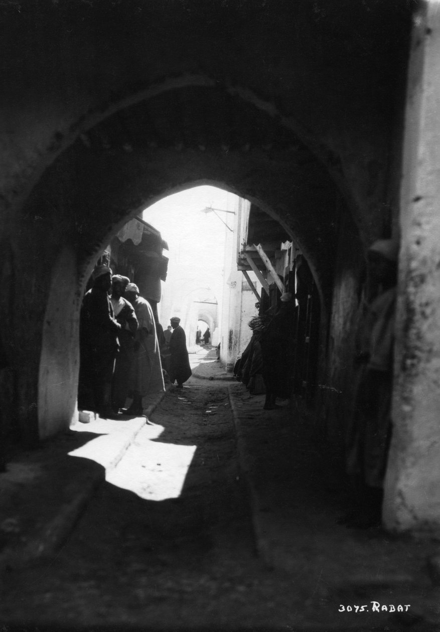 Kemerli bir geçitten görünüm, Rabat, Fas, c1920s-c1930s by Unbekannt