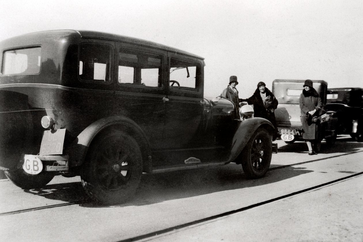 Kadınlar ve park etmiş arabalar, 1930 by Unbekannt
