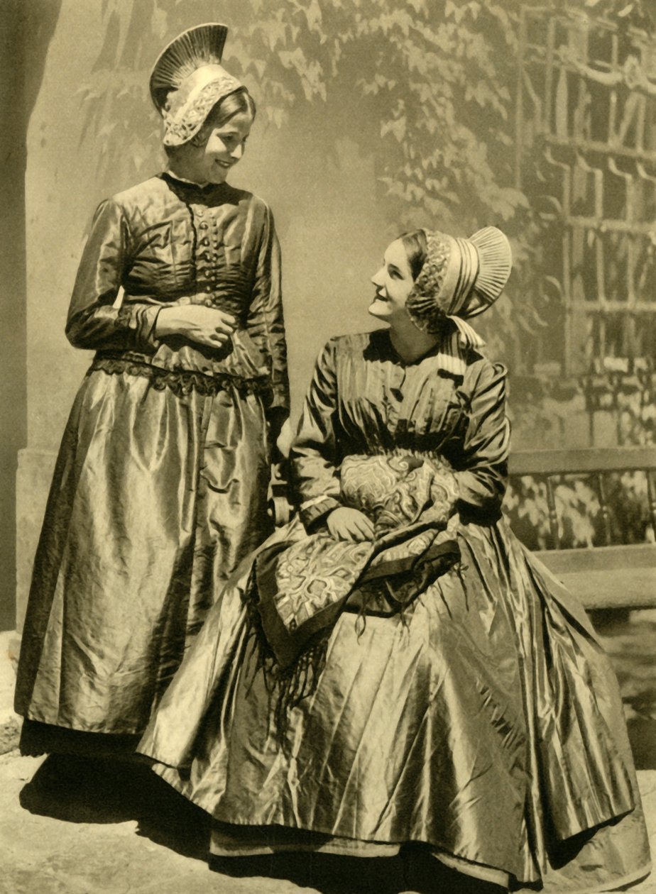 Geleneksel kostümlü kadınlar, Aşağı Avusturya, c1935. by Unbekannt