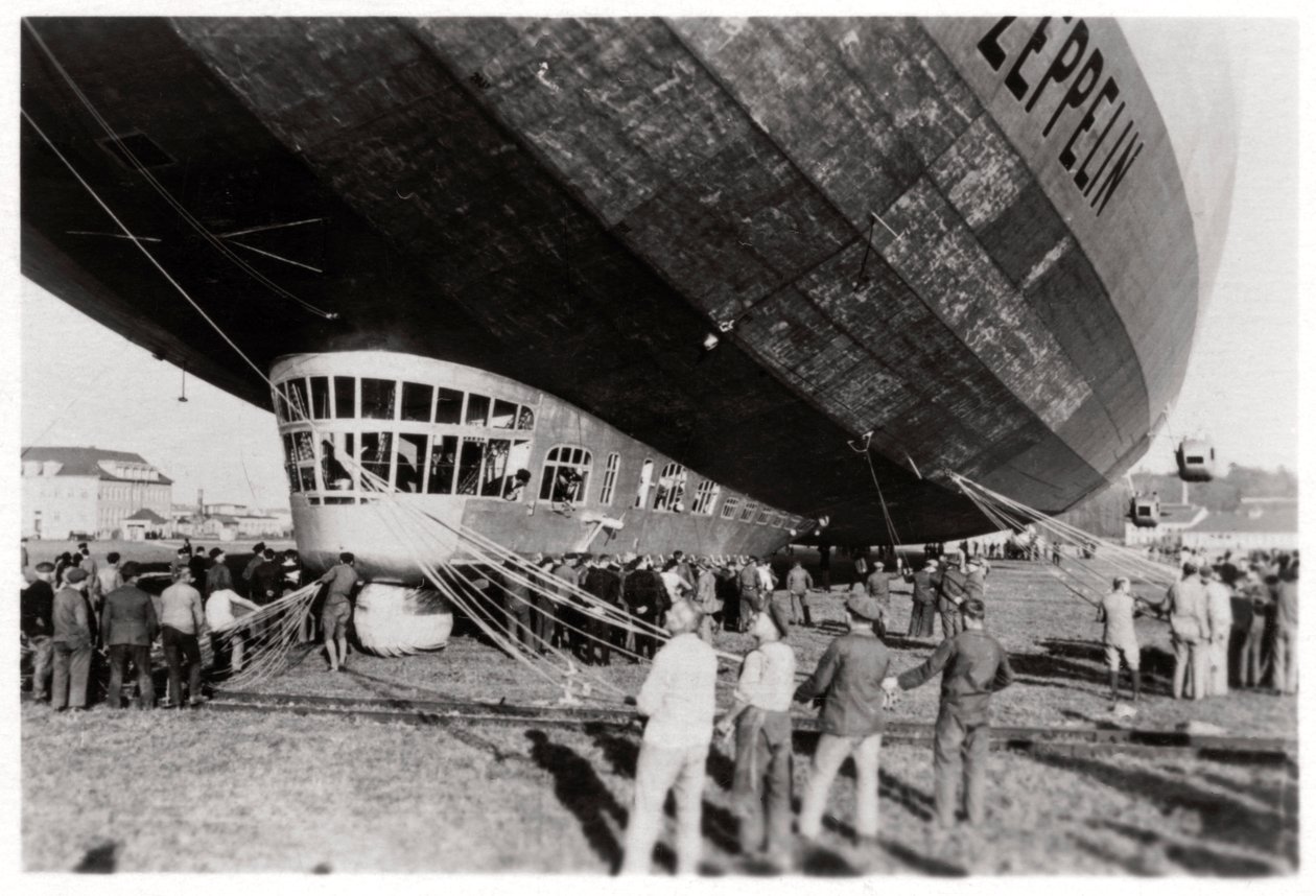 Zeppelin LZ 127 Graf Zeppelin inişten sonra, 1933 by Unbekannt