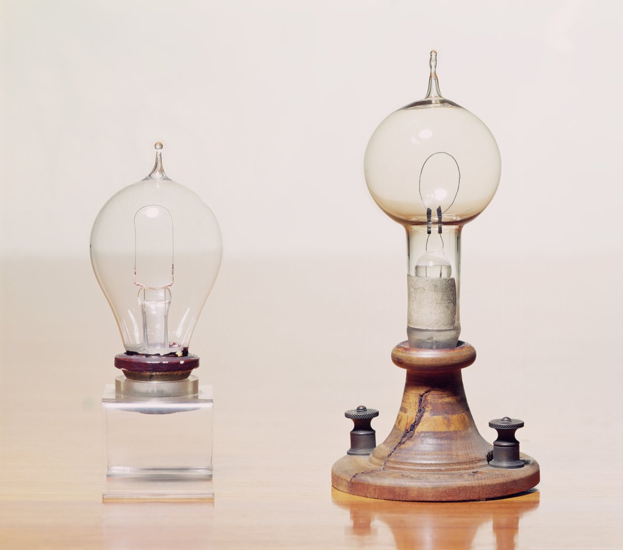 Erken ampuller: sol: ilk ticari ampul, sağ: Thomas Alva Edison tarafından yapılan elektrikli filamanlı lamba by Unbekannt Unbekannt