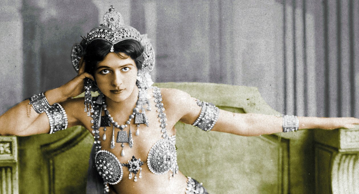 Mata Hari mücevherli bir bikini giyiyor. c.1910 by Unbekannt Unbekannt