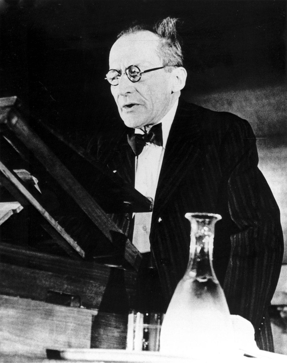 Avusturyalı fizikçi Erwin Schrödinger, bir konferans verirken by Unbekannt
