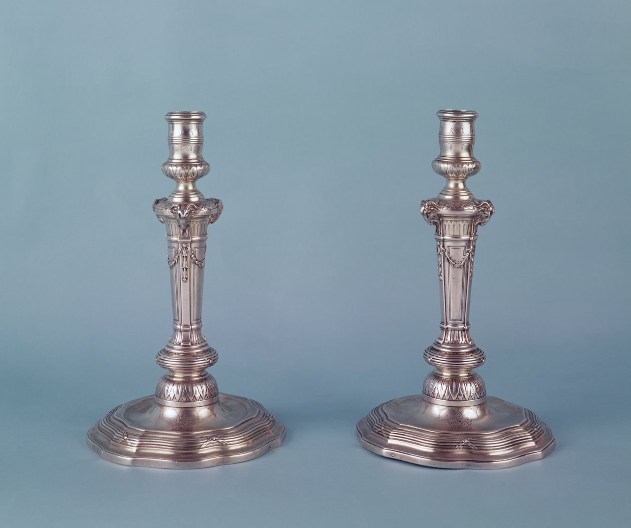 Louis XV gümüş şamdanlar by Unbekannt