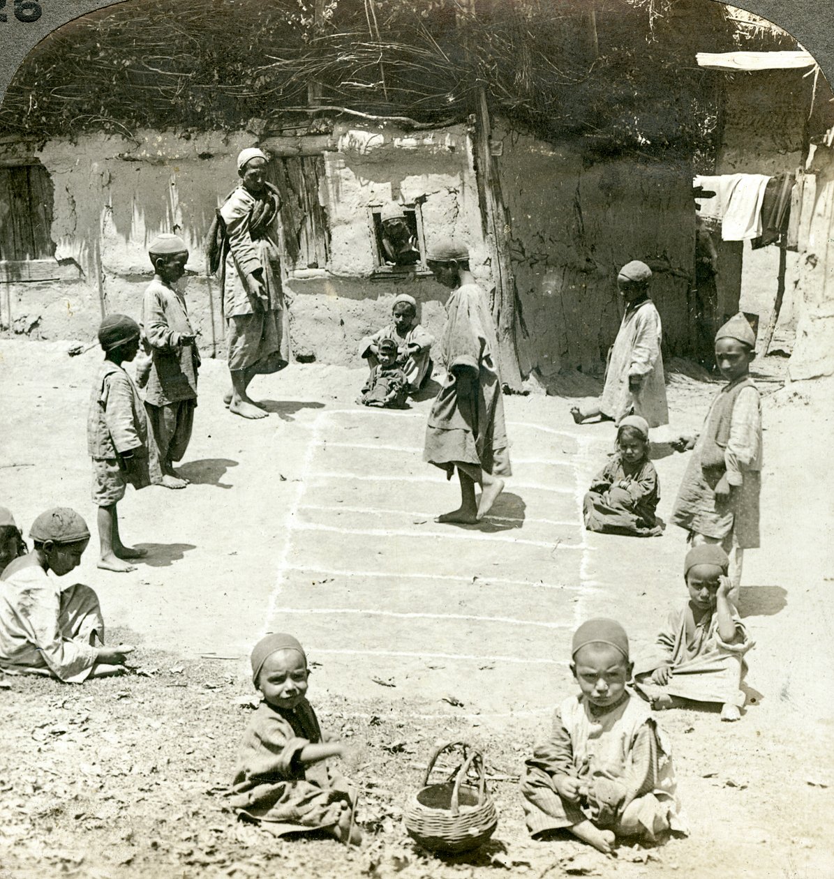 Seksek oynayan çocuklar, Keşmir, Hindistan, 1900