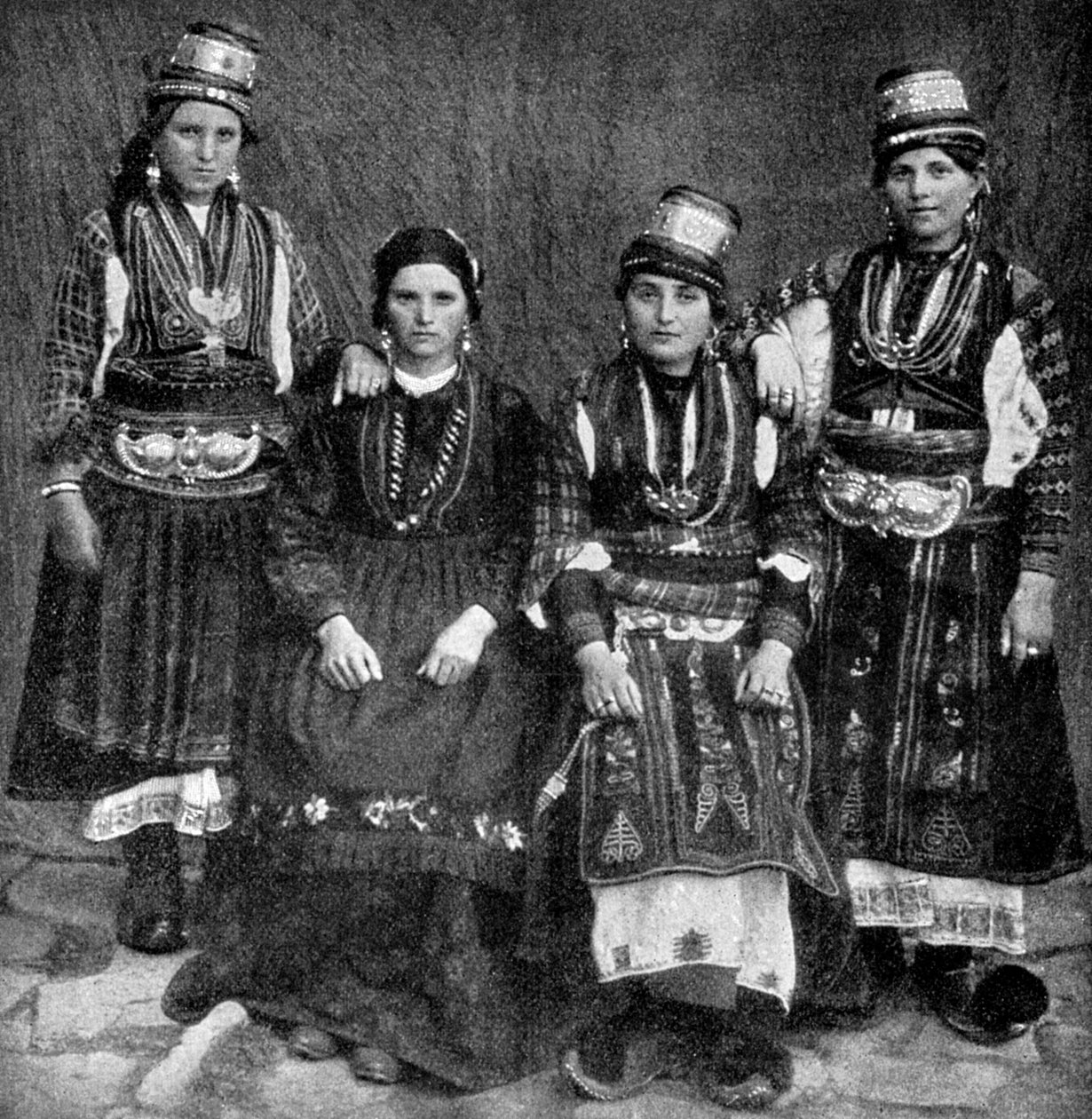 Roman kadınlar, Arnavutluk, 1922. by Underwood and Underwood
