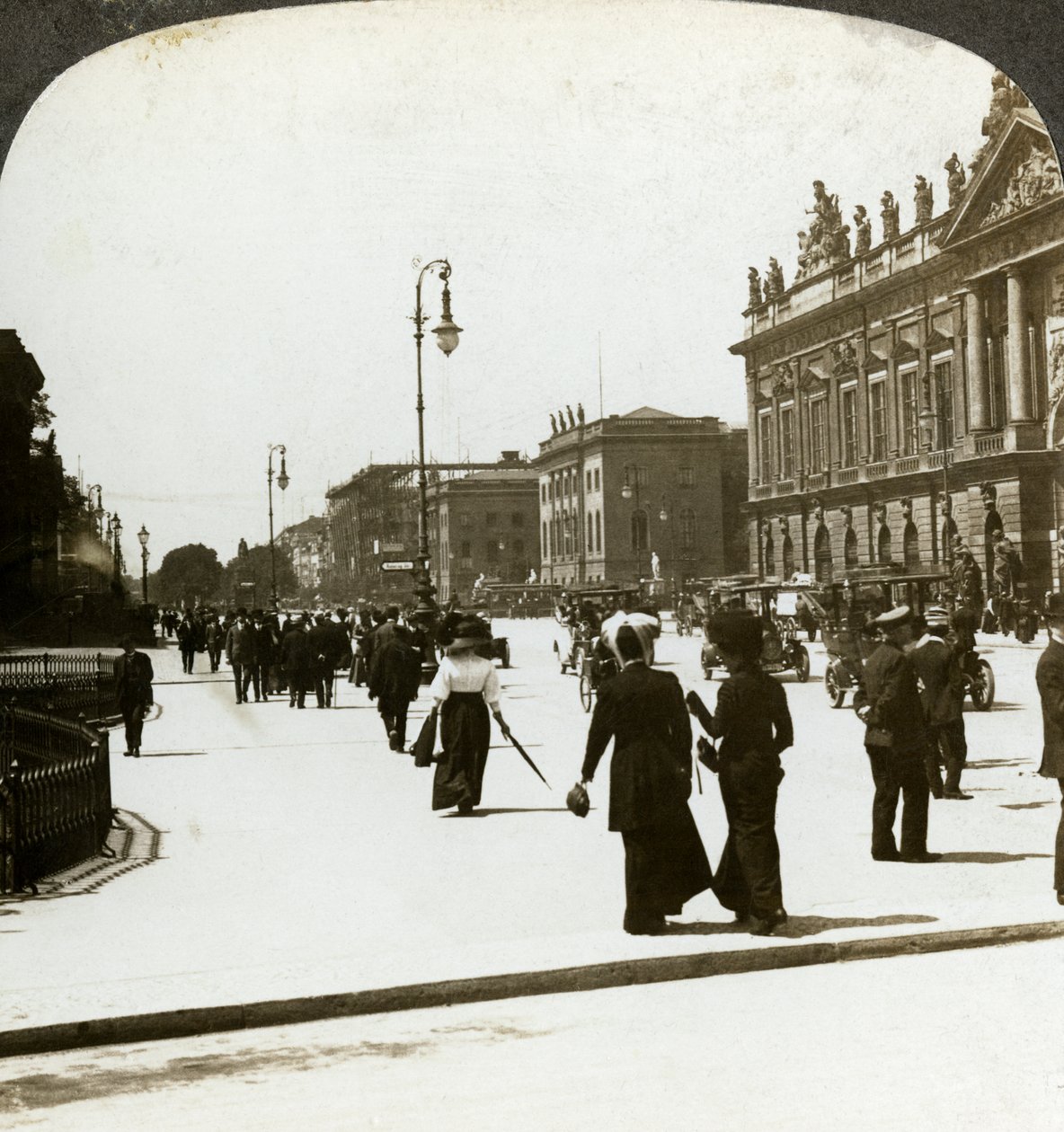 Unter den Linden, Berlin, Almanya. by Underwood and Underwood