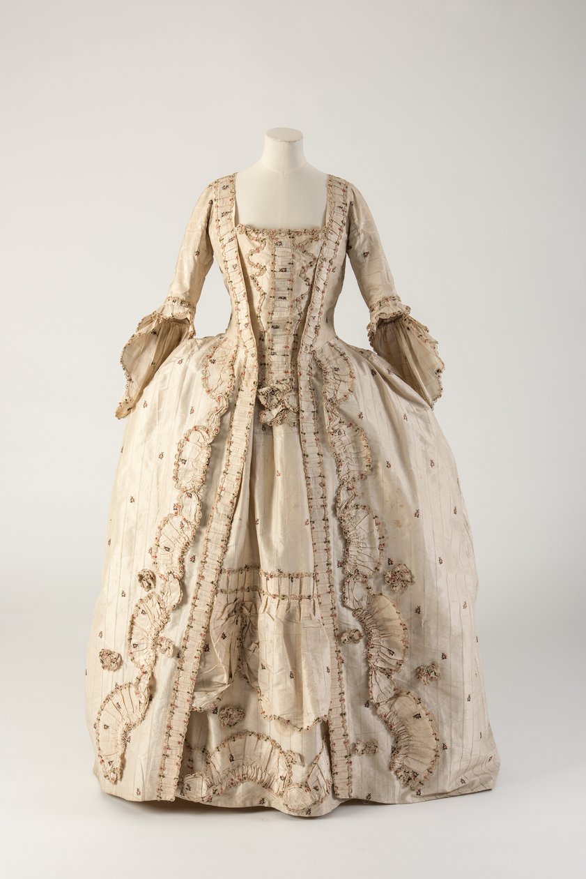 Krem çizgili ve figürlü dokuma ipek elbise à la française, 1770