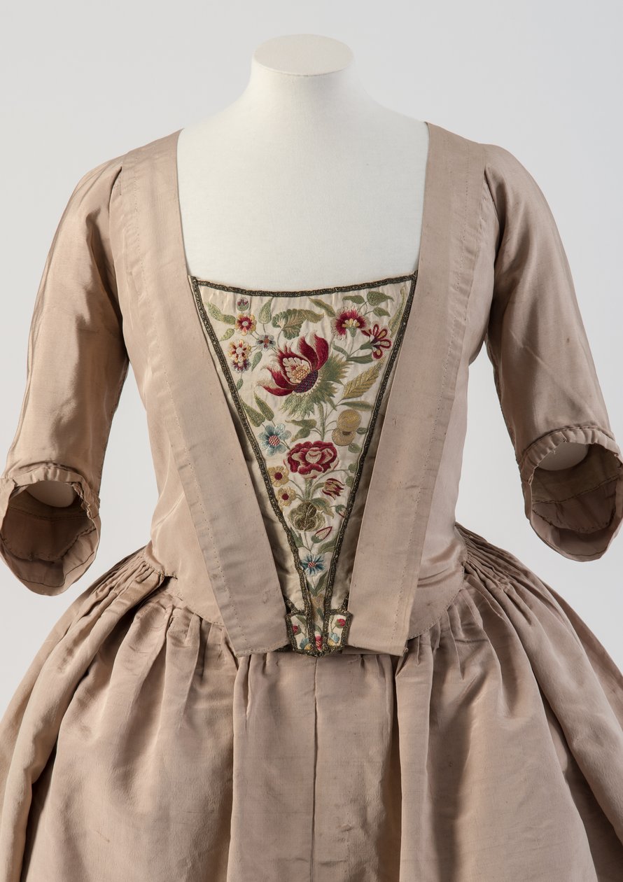 Kırmızı ve mavi ipek iplik işlemeli mide, 1740
