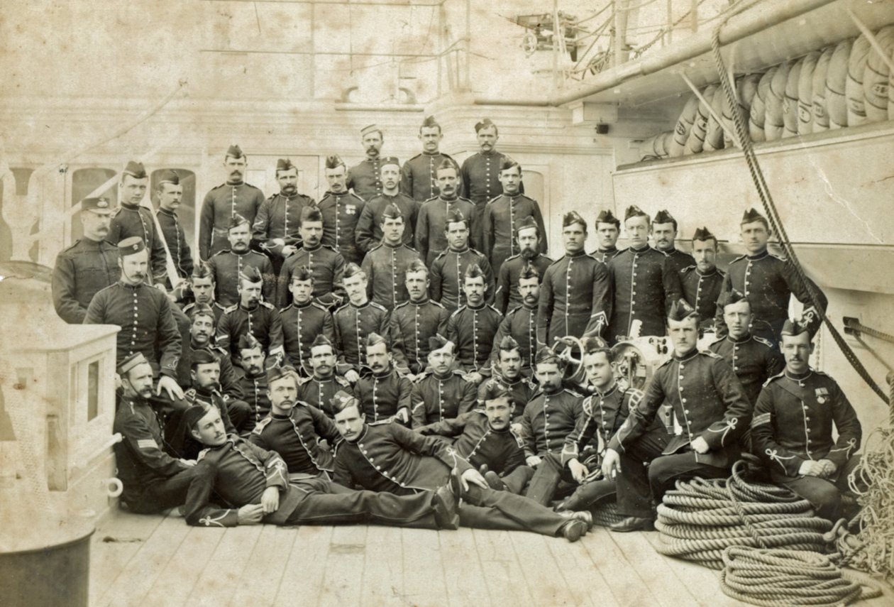 Tanımlanamayan bir savaş gemisinde Kraliyet Deniz Müfrezesi, 1880 dolayları by Unknown
