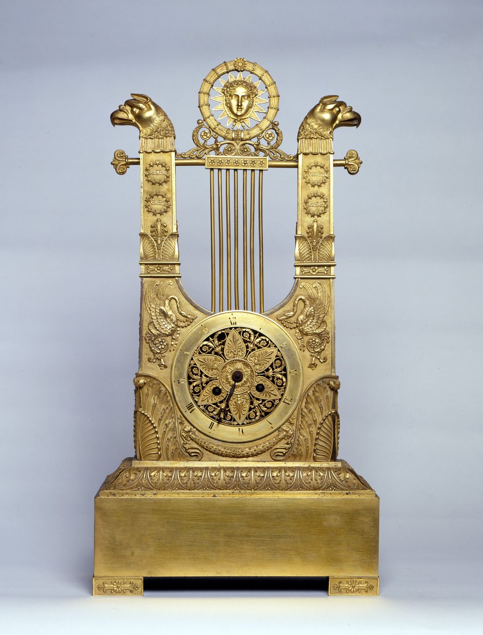 Arp şeklinde şömine saati. by Unknown artist
