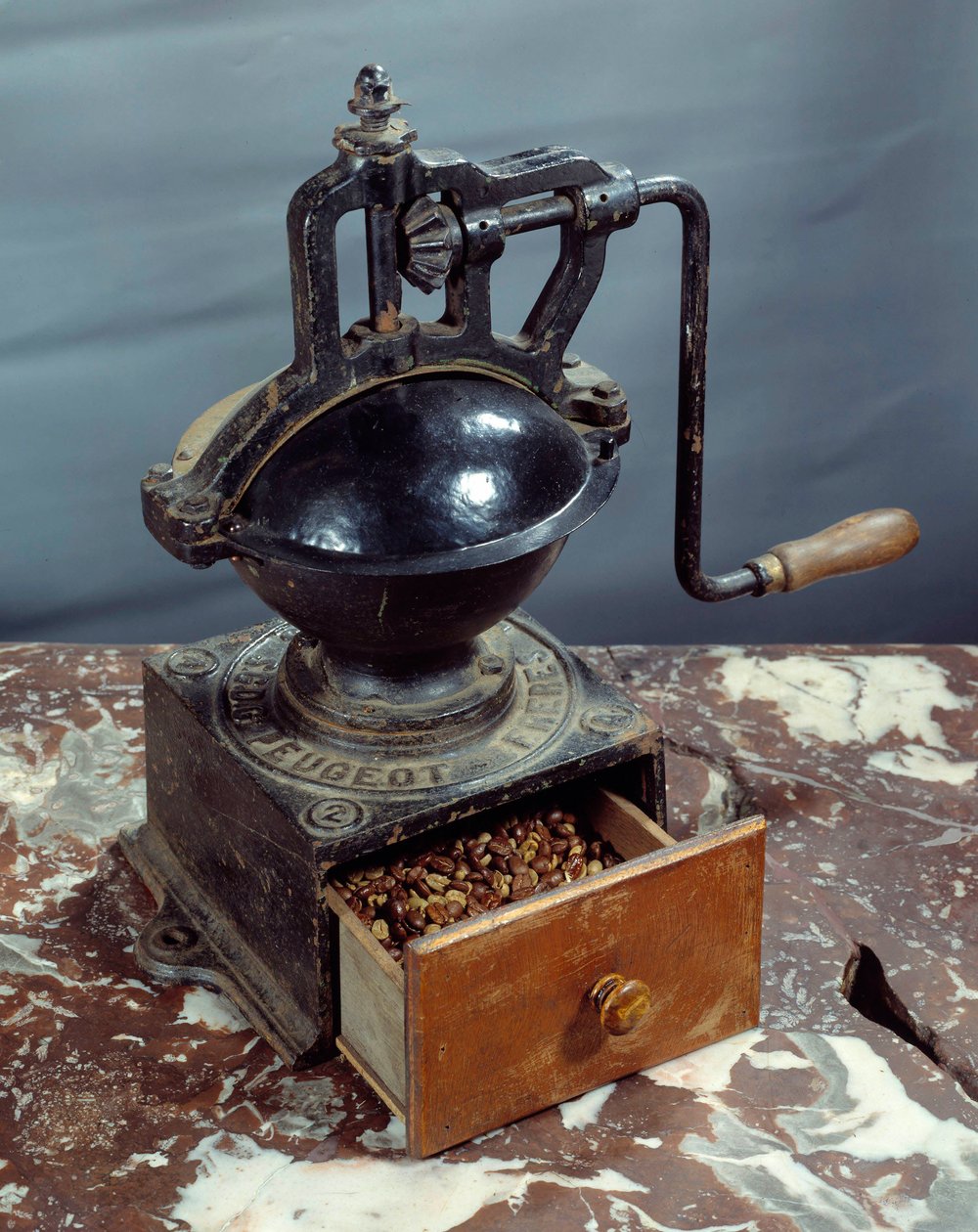 19. yüzyıldan Peugeot kahve değirmeni. by Unknown artist