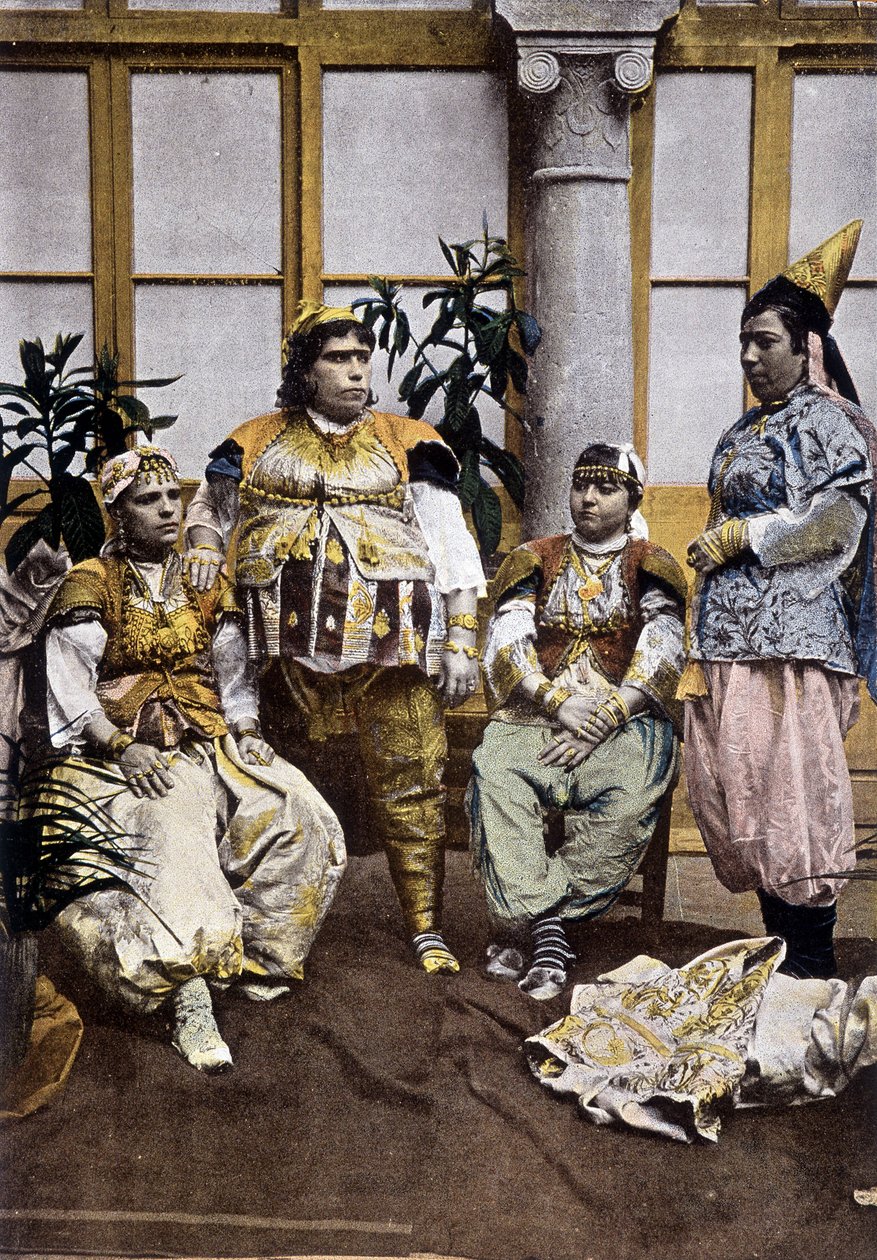 Tunuslu kadın. Eski kostümler. 19. yüzyıl fotoğrafçılığı. by Unknown photographer