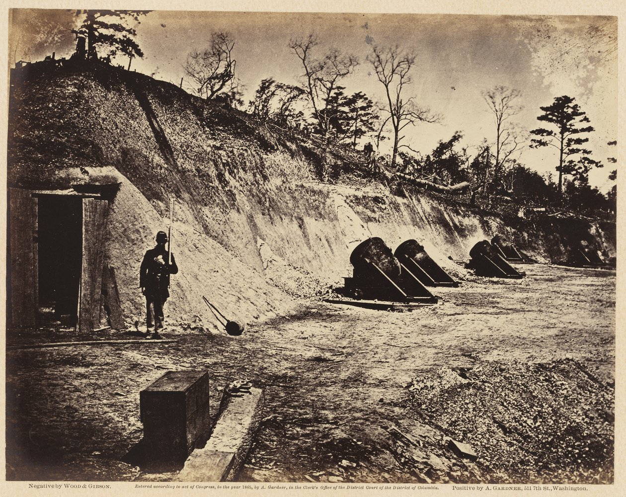 Pil No. 4, Yorktown yakınlarında, Mayıs 1862 (dokuma kağıda monte edilmiş albüm baskısı) by Wood and Gibson Wood and Gibson