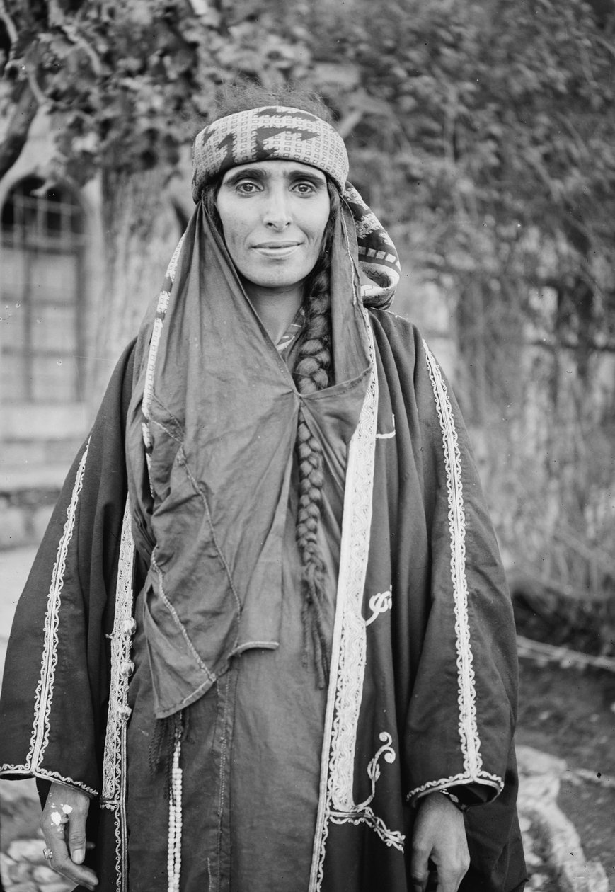 Bir Bedevi kadın by . .