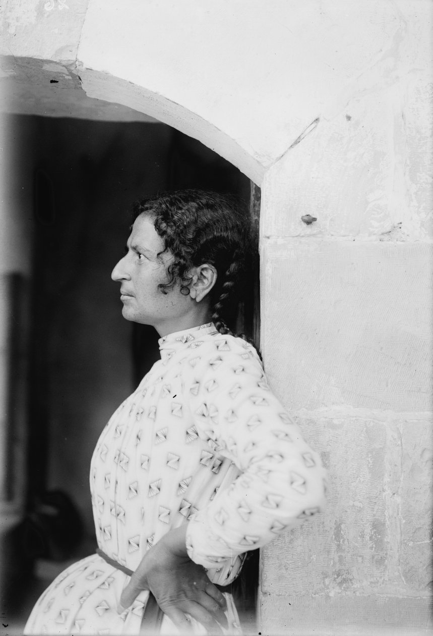 Nabluslu bir Samiriyeli kadın, 1920 dolayları (s/b fotoğraf) by . .